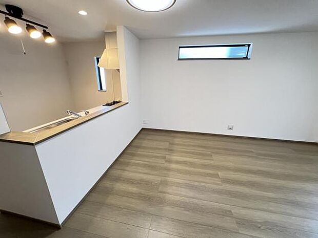 お食事中もキッチンと会話が楽しめるダイニングスペース。