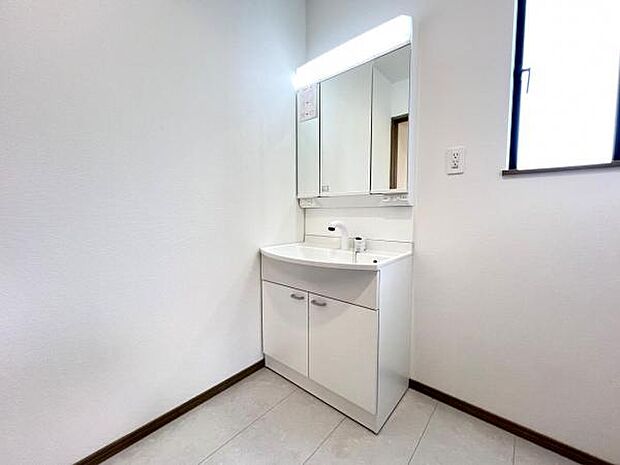 洗面化粧台です。朝の身支度から1日が始まります。