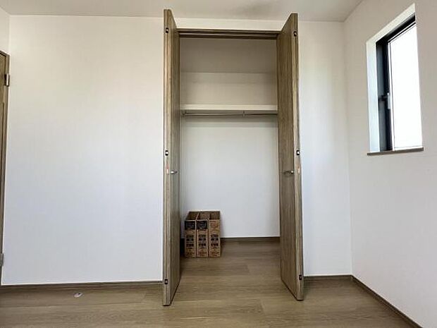 いつでもお部屋をスッキリお使い頂ける収納スペースを設置。
