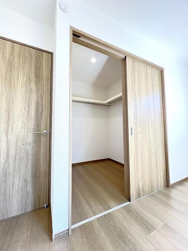 ウォークインクローゼットがあり収納スペースも豊富。季節物もスッキリ片付きそうです。