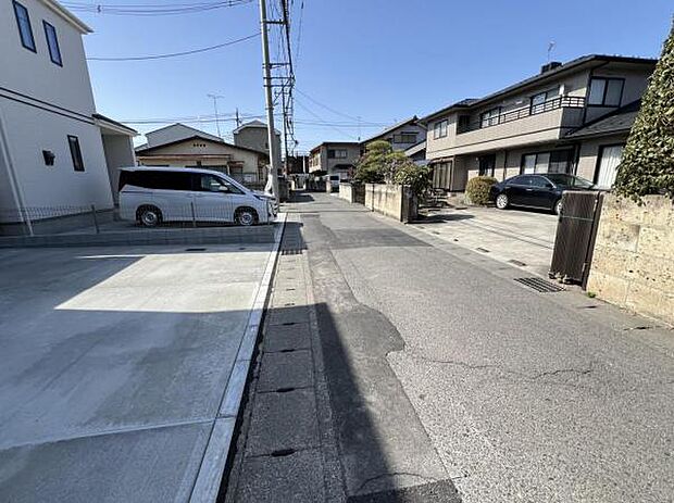 前面道路を含めた現地写真です。ぜひ周辺環境も併せてご覧ください。