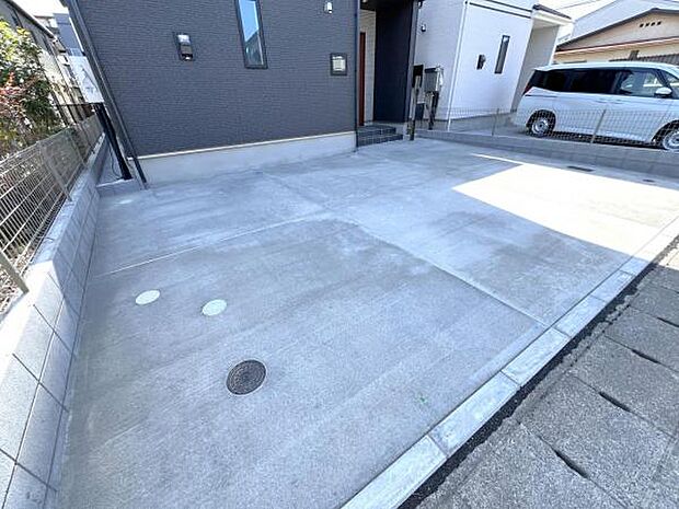 セカンドカーにも便利な並列駐車2台可能です。