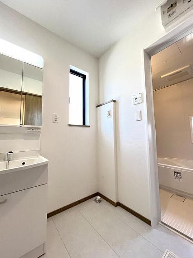 独立洗面台の横にはランドリースペースがございます。