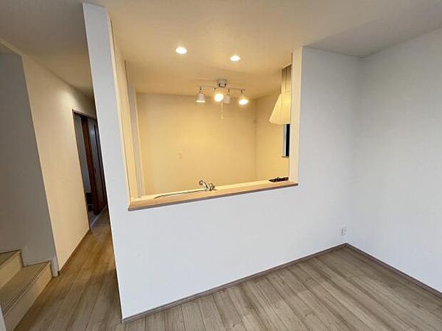 お食事中もキッチンと会話が楽しめるダイニングスペース。