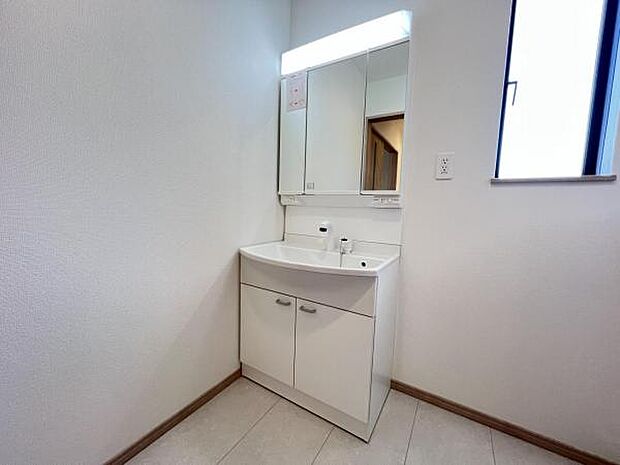 洗面化粧台です。朝の身支度から1日が始まります。