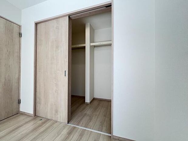 ウォークインクローゼットがあり収納スペースも豊富。季節物もスッキリ片付きそうです。