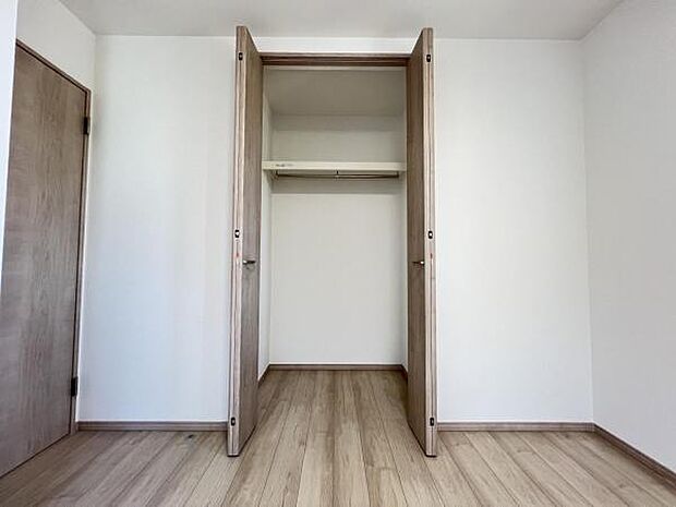 いつでもお部屋をスッキリお使い頂ける収納スペースを設置。