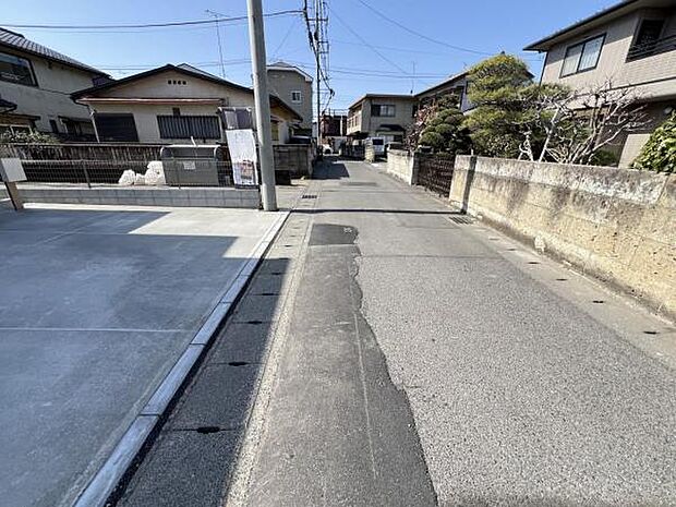 前面道路を含めた現地写真です。ぜひ周辺環境も併せてご覧ください。