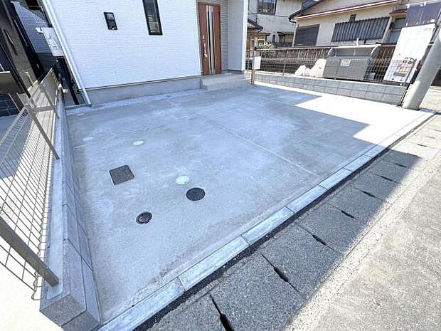 セカンドカーにも便利な並列駐車2台可能です。