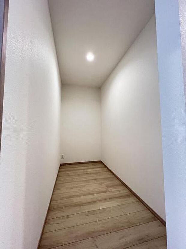 キッチン裏にパントリーがあります♪