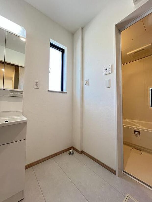 独立洗面台の横にはランドリースペースがございます。