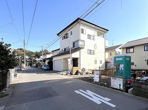 前面道路を含めた現地写真です。