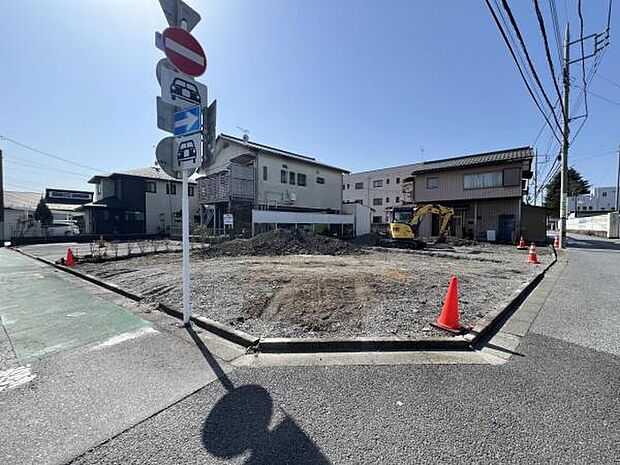 前面道路を含めた現地写真です。ぜひ周辺環境も併せてご覧ください。