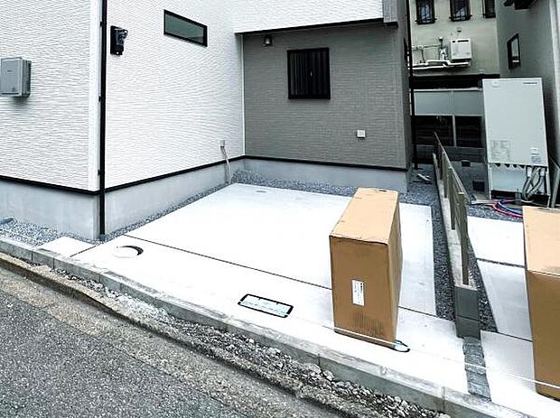 2台の内、もう1台は建物北側に1台置けます。