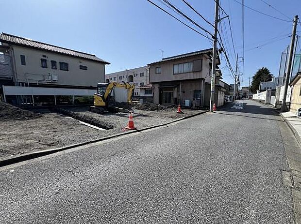 前面道路を含めた現地写真です。ぜひ周辺環境も併せてご覧ください。