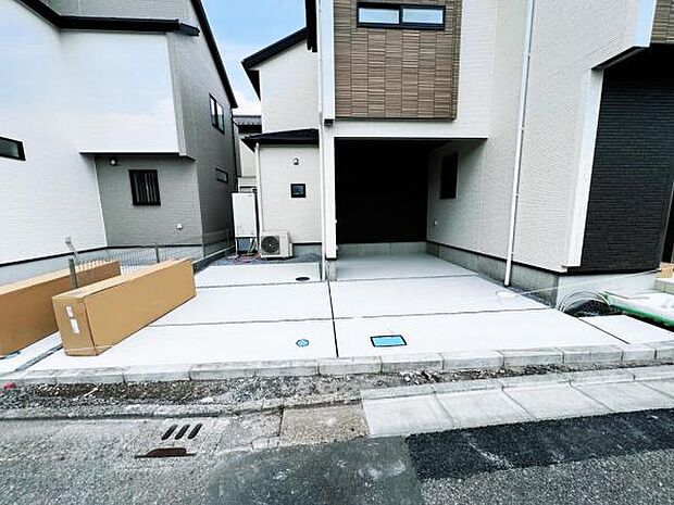 セカンドカーにも便利な並列駐車2台可能です。