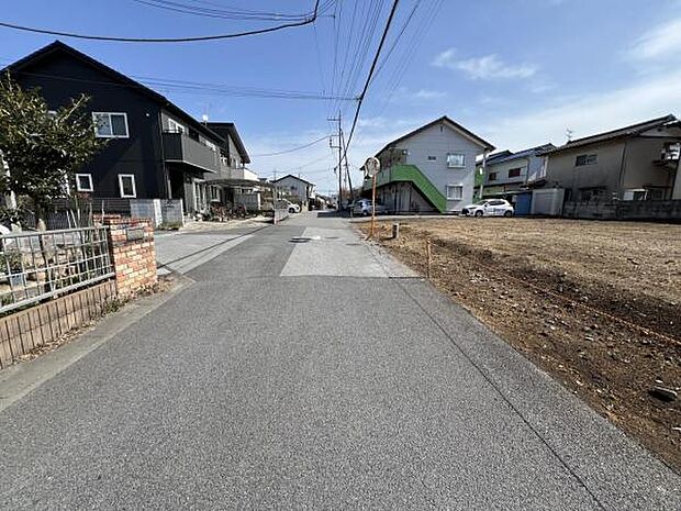 前面道路を含めた現地写真です。ぜひ周辺環境も併せてご覧ください。