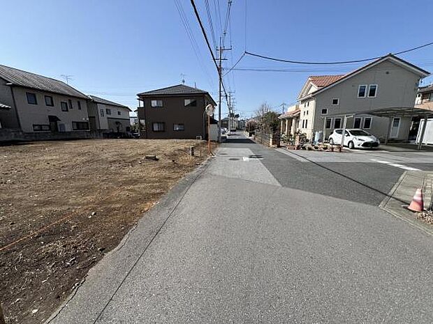 前面道路を含めた現地写真です。ぜひ周辺環境も併せてご覧ください。