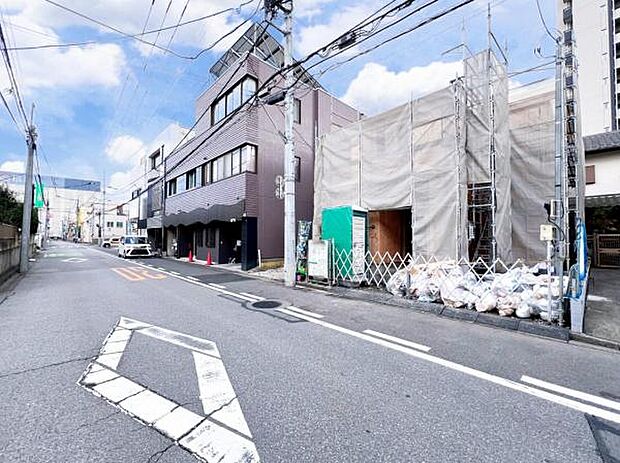 前面道路を含めた現地写真です。