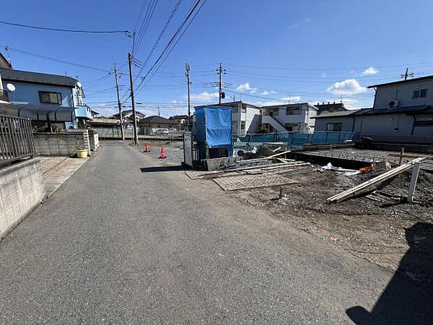 前面道路を含めた現地写真です。ぜひ周辺環境も併せてご覧ください。