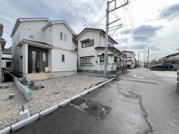 前面道路を含めた現地写真です。ぜひ周辺環境も併せてご覧ください。