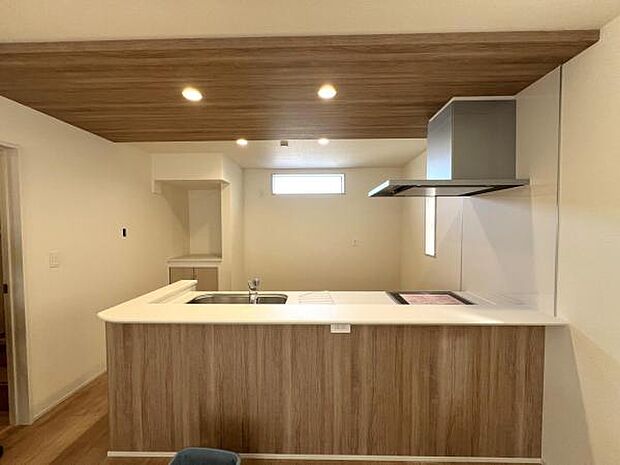 キッチンは折下げ天井仕様です。