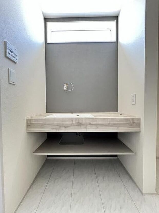 洗面化粧台です。朝の身支度から1日が始まります。※工事中です。