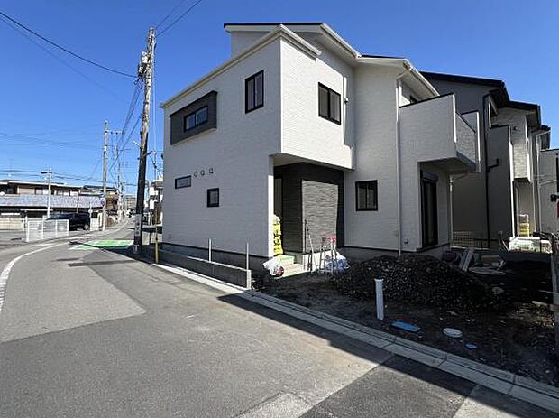 前面道路を含めた現地写真です。ぜひ周辺環境も併せてご覧ください。