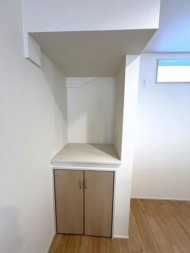 キッチンに収納付きカウンターがあります。