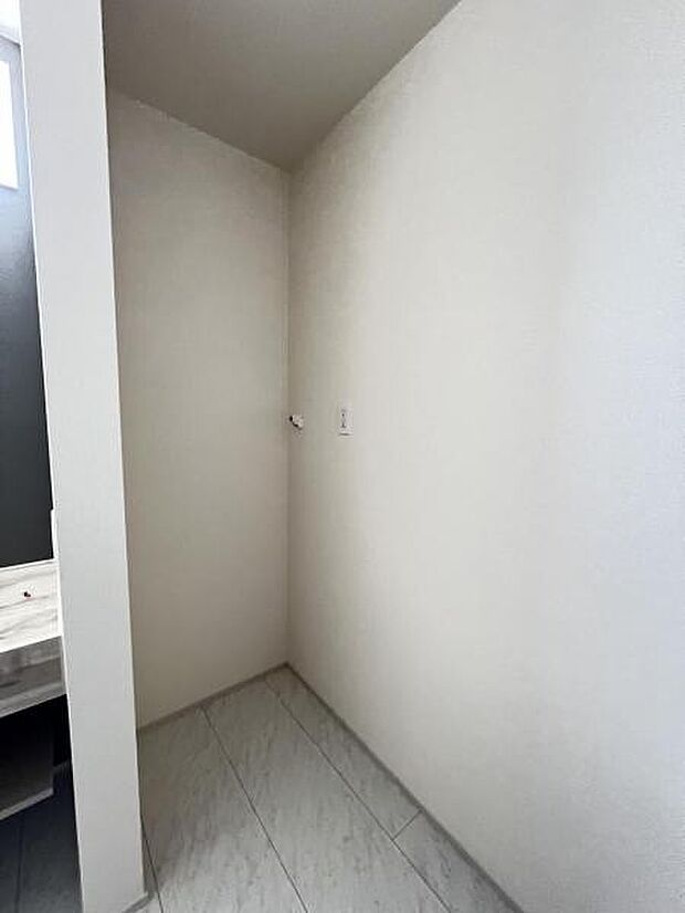 独立洗面台の横にはランドリースペースがございます。