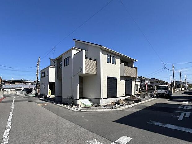 前面道路を含めた現地写真です。ぜひ周辺環境も併せてご覧ください。