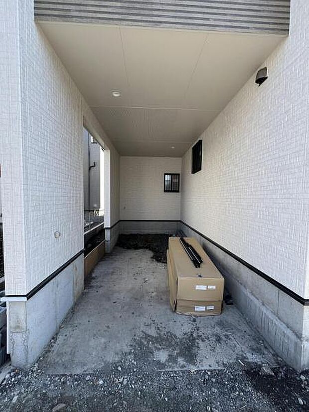雨風から大切な愛車を守るビルトインガレージです。建物南側にもカースペースが有ります♪