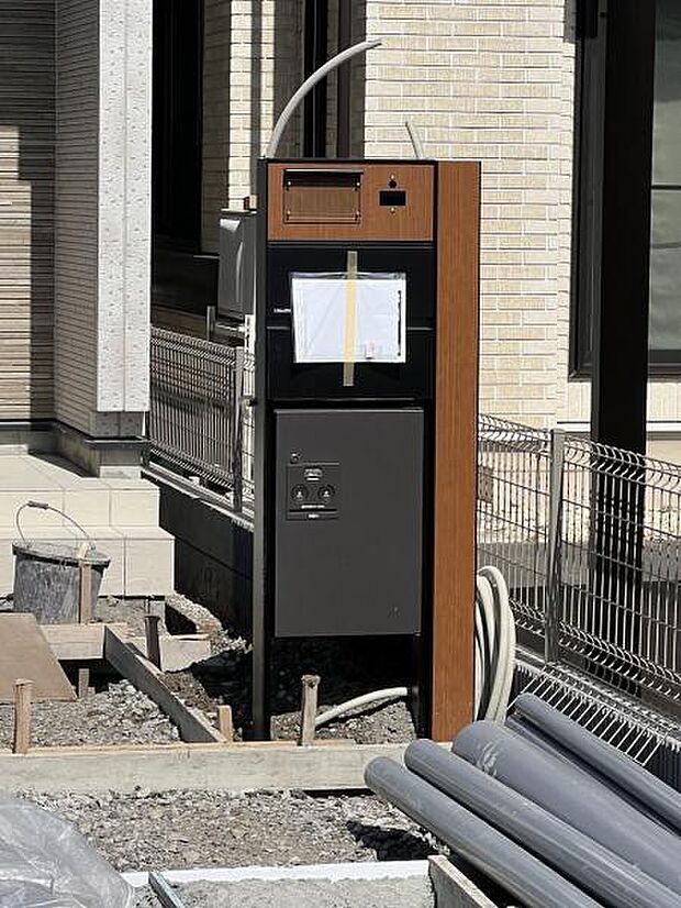 TVドアホンとポストおよび宅配BOXが付いた門柱です。不在時の荷物の受け取りがとても便利です。