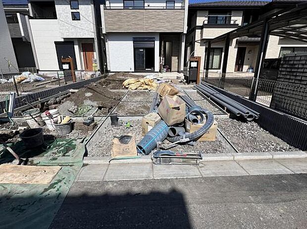 セカンドカーにも便利な並列駐車2台可能です。