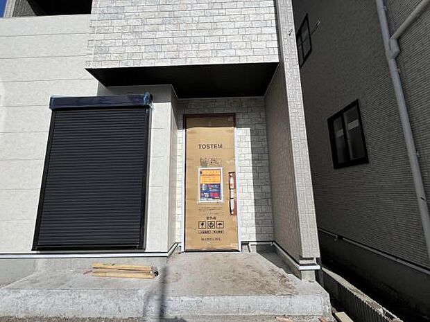 雨天時の荷物搬入に便利な玄関ポーチ付きです。