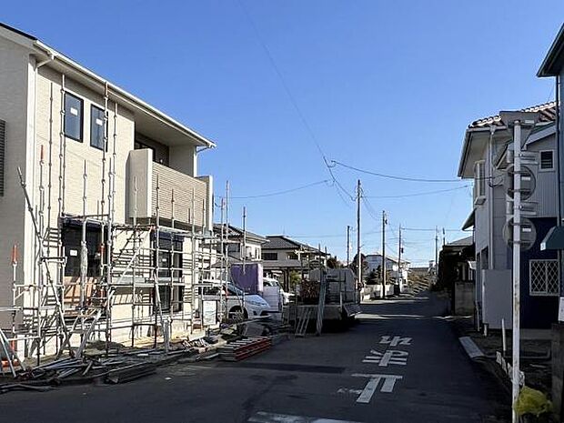 前面道路を含めた現地写真です。ぜひ周辺環境も併せてご覧ください。