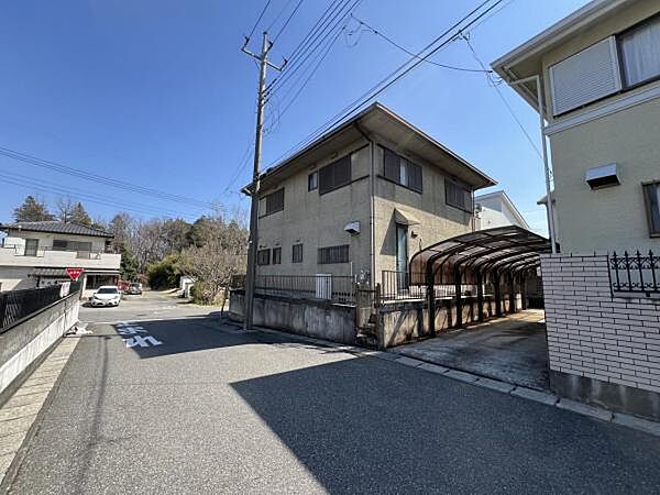 前面道路を含めた現地写真です。ぜひ周辺環境も併せてご覧ください。