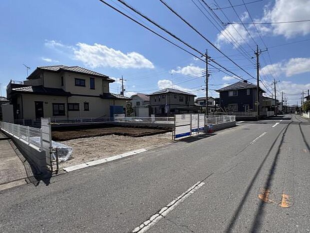 前面道路を含めた現地写真です。ぜひ周辺環境も併せてご覧ください。