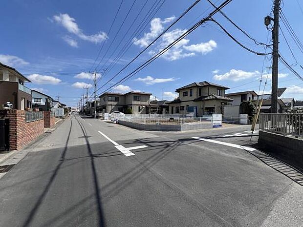 前面道路を含めた現地写真です。