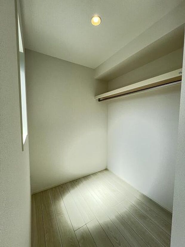 ウォークインクローゼットがあり収納スペースも豊富。季節物もスッキリ片付きそうです。