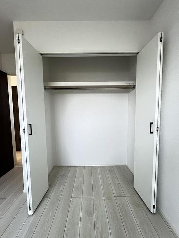 いつでもお部屋をスッキリお使い頂ける収納スペースを設置。