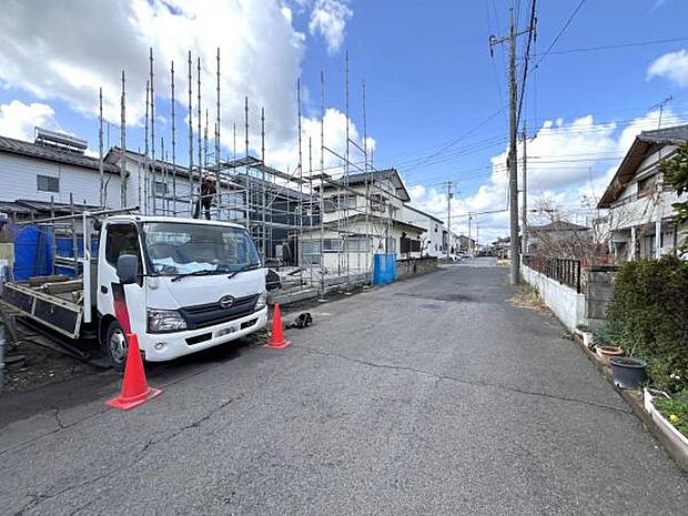 前面道路を含めた現地写真です。