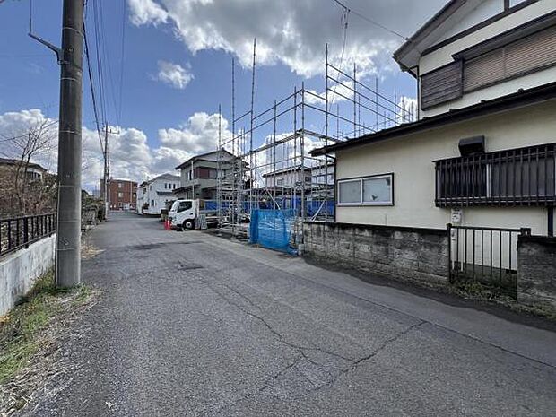 前面道路を含めた現地写真です。ぜひ周辺環境も併せてご覧ください。