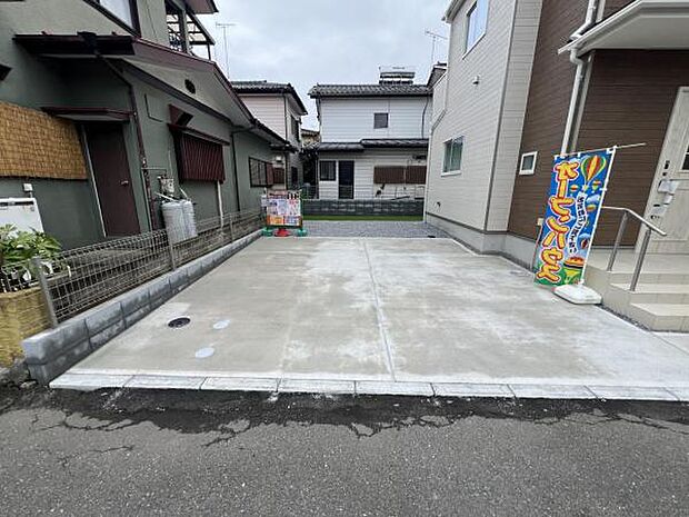 セカンドカーにも便利な並列駐車2台可能です。
