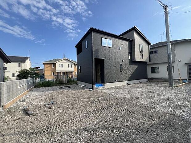 前面道路を含めた現地写真です。ぜひ周辺環境も併せてご覧ください。