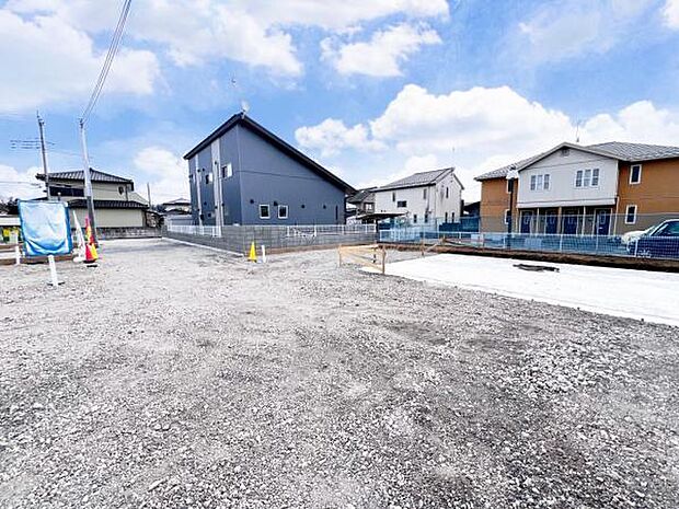 前面道路を含めた現地写真です。ぜひ周辺環境も併せてご覧ください。