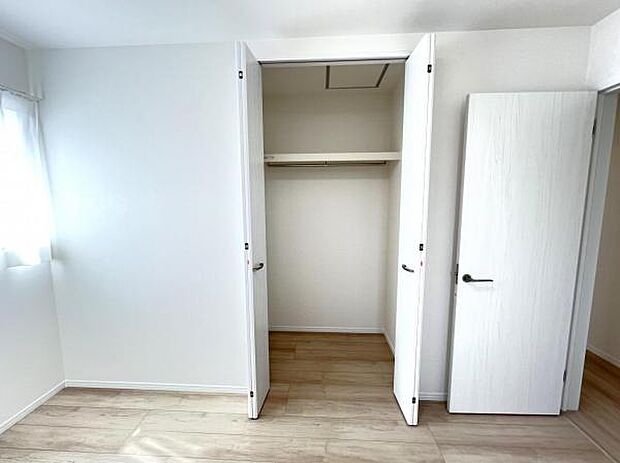 いつでもお部屋をスッキリお使い頂ける収納スペースを設置。