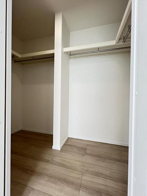 ウォークインクローゼットがあり収納スペースも豊富。季節物もスッキリ片付きそうです。