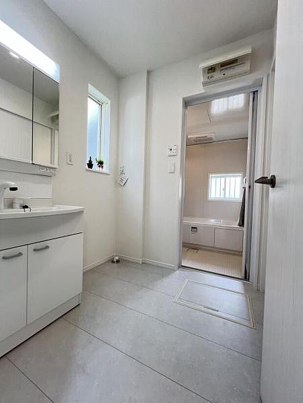 脱衣所は小さなお子様がいるご家庭にも重宝されます。