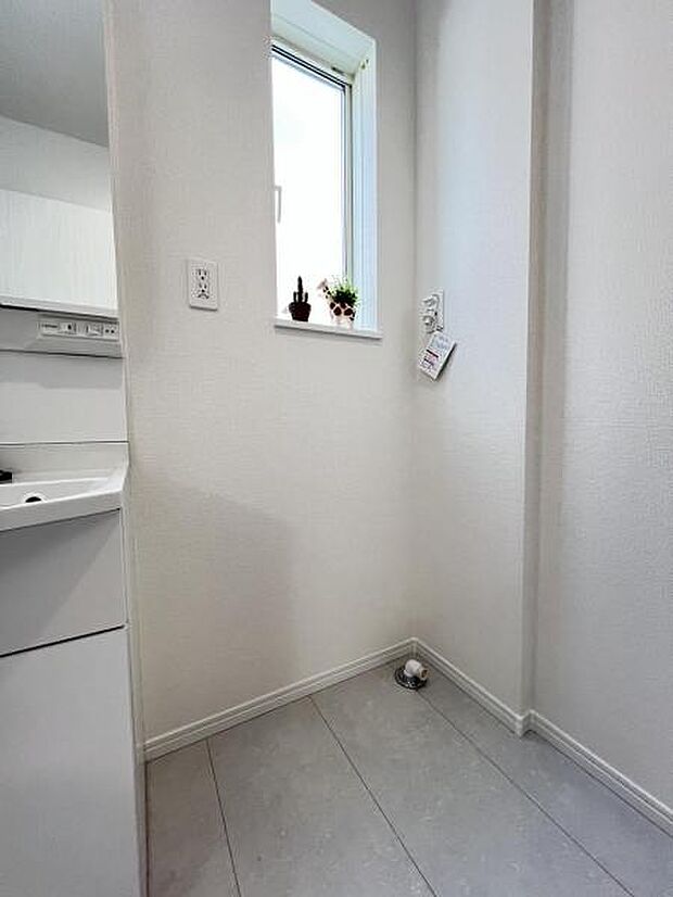 独立洗面台の横にはランドリースペースがございます。